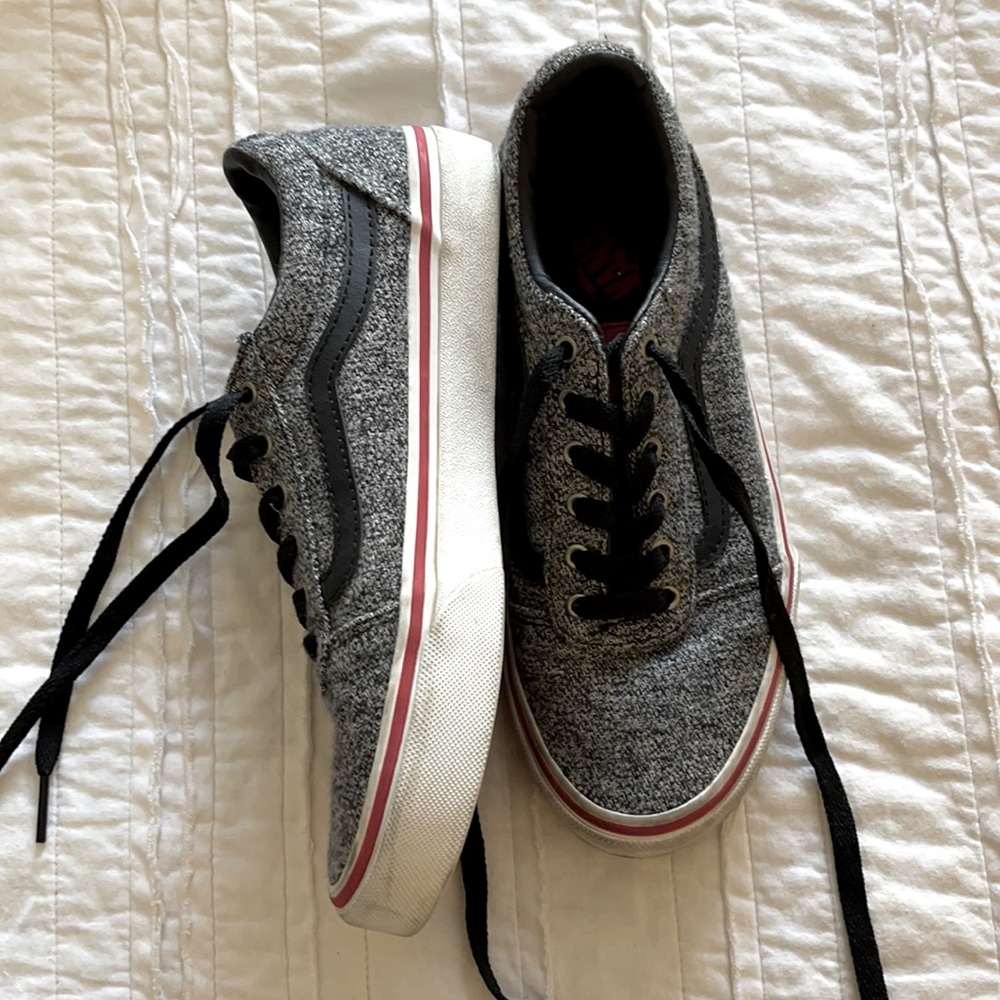 Grey black white and red. Kids style VANS!